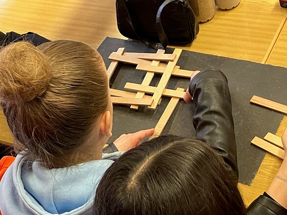 Die Schülerinnen und Schüler versuchten sich unter anderem an einem Modell einer Da-Vinci-Brücke 
˜ Bildnachweis: Foto: ASV